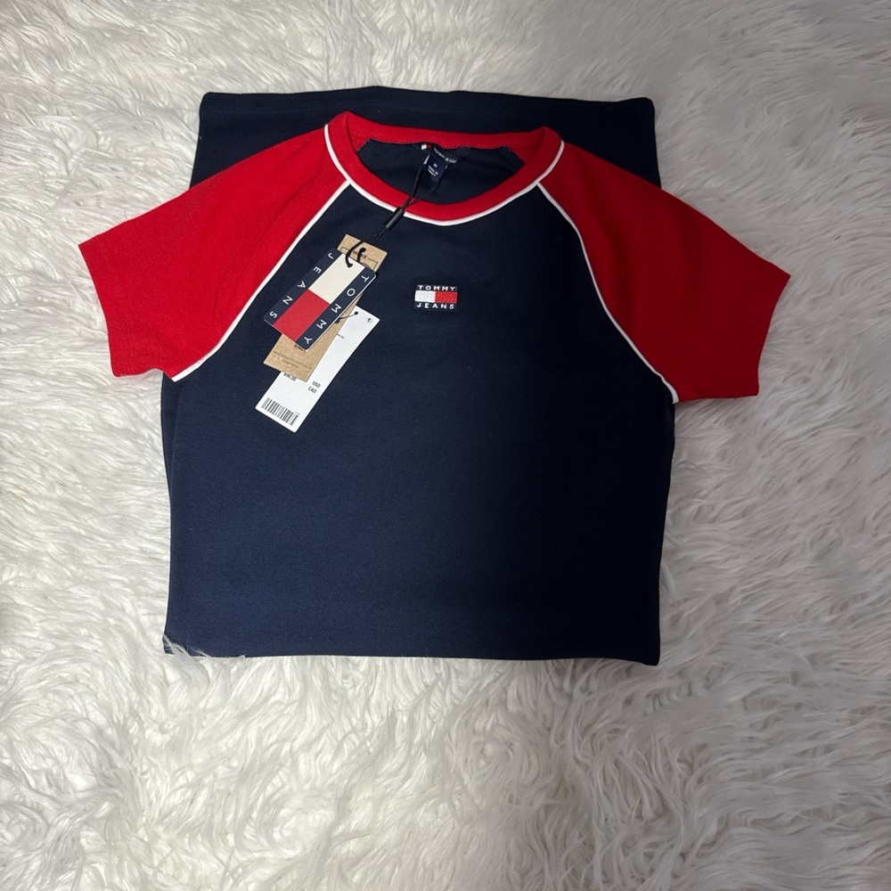 new with tags

Size M
 cotton knit pull-over style - 100% Cotton - Machine wash